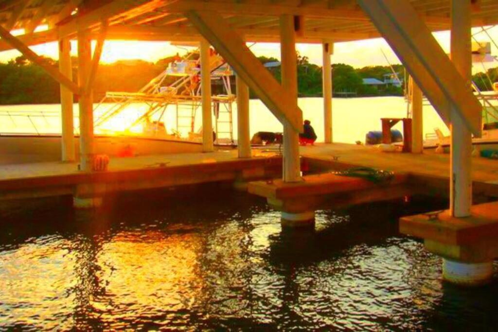 The Dock Resort Over Water Retreat West End Kültér fotó